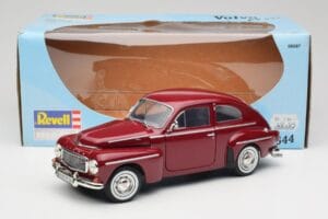 Volvo PV544 Cherry Red Revell 1:18 08887 Métal — image 8 sur 8