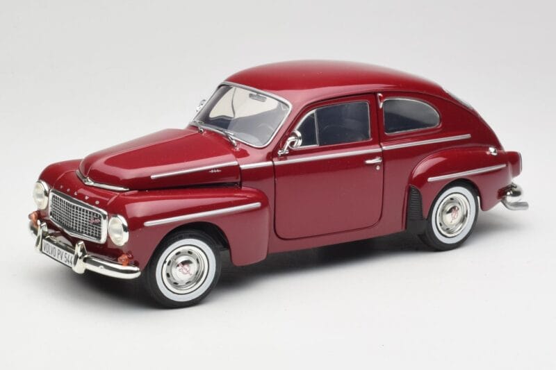 Volvo PV544 Cherry Red Revell 1:18 08887 Métal