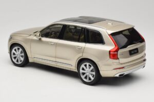 Volvo XC90 Luminous Sand Yellow Paudi Model 1:18 9430841 Métal — image 7 sur 8