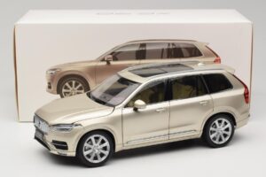 Volvo XC90 Luminous Sand Yellow Paudi Model 1:18 9430841 Métal — image 8 sur 8