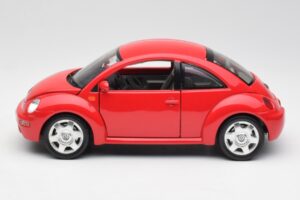 Volkswagen New Beetle Rouge Bburago 1:18 8185108 Métal — image 4 sur 8