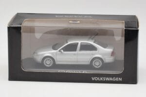 Volkswagen Bora Reflex Argent Minichamps 1:43 81982223S Métal — image 4 sur 4