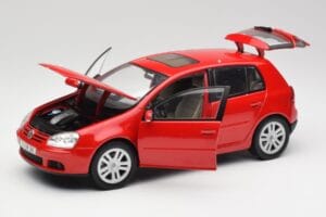 Volkswagen Golf Mk5 4-Door Tornado Rouge Bburago 1:18 GOLF001 Métal — image 2 sur 8
