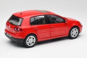 Volkswagen Golf Mk5 4-Door Tornado Rouge Bburago 1:18 GOLF001 Métal — image 3 sur 8