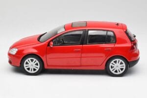 Volkswagen Golf Mk5 4-Door Tornado Rouge Bburago 1:18 GOLF001 Métal — image 4 sur 8
