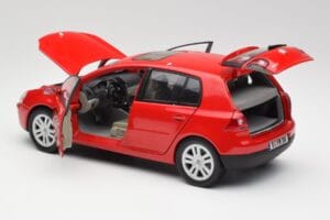 Volkswagen Golf Mk5 4-Door Tornado Rouge Bburago 1:18 GOLF001 Métal — image 5 sur 8