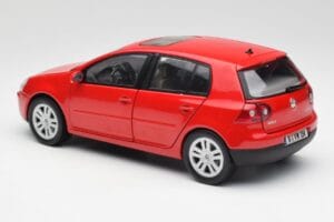 Volkswagen Golf Mk5 4-Door Tornado Rouge Bburago 1:18 GOLF001 Métal — image 7 sur 8