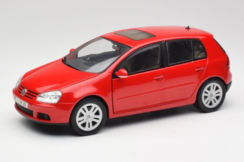Volkswagen Golf Mk5 4-Door Tornado Rouge Bburago 1:18 GOLF001 Métal