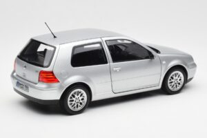 Volkswagen Golf Mk5 GTI Argent Norev 1:18 188570 Métal — image 3 sur 8