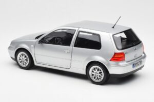 Volkswagen Golf Mk5 GTI Argent Norev 1:18 188570 Métal — image 7 sur 8