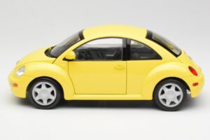 Volkswagen New Beetle Jaune Maisto 1:18 37800-M4 Métal — image 4 sur 8