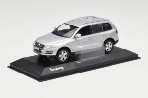 Volkswagen Touareg Reflex Argent Minichamps 1:43 68625 Métal — image 2 sur 4