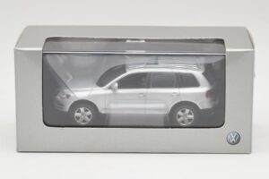 Volkswagen Touareg Reflex Argent Minichamps 1:43 68625 Métal — image 4 sur 4