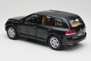 Volkswagen Touareg V10 TDI Canyon Green Bburago 1:18 34911-V1 Métal — image 7 sur 8