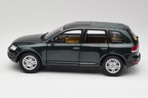 Volkswagen Touareg V10 TDI Reed Green Metallic Bburago 1:18 34911 Métal — image 4 sur 8