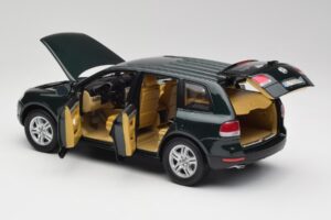 Volkswagen Touareg V10 TDI Reed Green Metallic Bburago 1:18 34911 Métal — image 5 sur 8