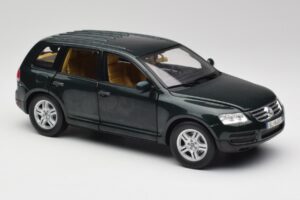 Volkswagen Touareg V10 TDI Reed Green Metallic Bburago 1:18 34911 Métal — image 6 sur 8