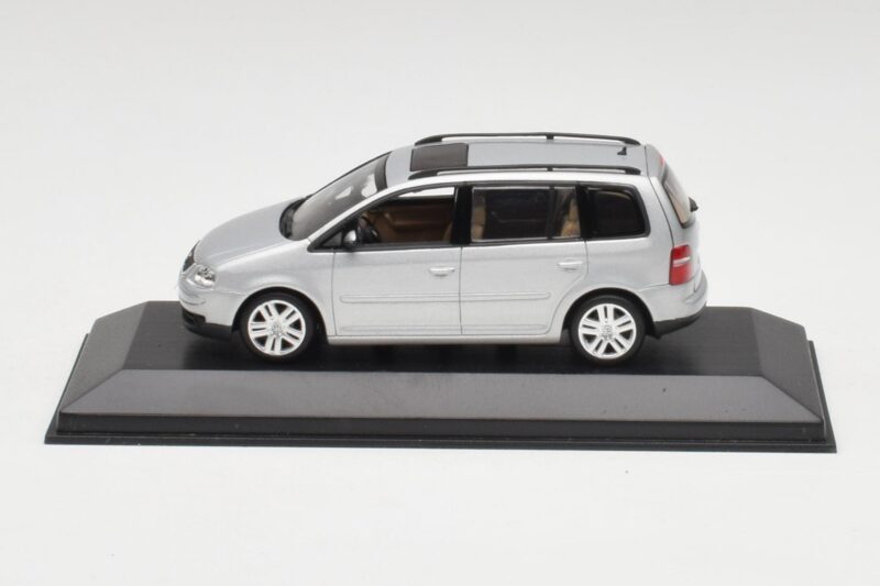 Volkswagen Touran Reflex Argent Minichamps 1:43 TOURAN001 Métal