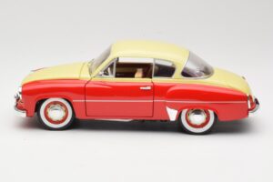 Wartburg 311 Coupé Rouge & Beige Revell 1:18 8418 Métal — image 4 sur 8