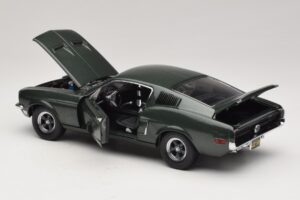 Ford Mustang GT Bullitt avec Figurine Steve McQueen Greenlight 1:18 12885 Métal — image 5 sur 8