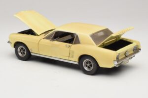 Ford Mustang Coupe Jaune The Walking Dead Greenlight 1:18 12958 Métal — image 5 sur 8