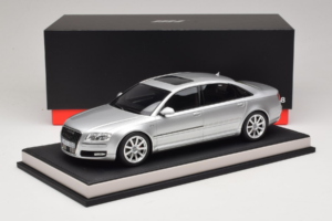 Audi A8 D3 W12 Ice Silver Metallic MotorHelix 1:18 MH030ISM Résine — image 7 sur 7