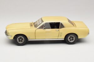 Ford Mustang Coupe Jaune The Walking Dead Greenlight 1:18 12958 Métal — image 4 sur 8