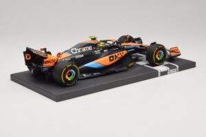 McLaren MCL60 #4 L. Norris 2nd Place Hungarian GP 2023 Minichamps 1:18 537233004 Résine — image 2 sur 7