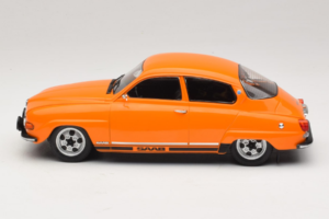 Saab 96 V4 Orange MCG 1:18 MCG18654 Métal — image 3 sur 6