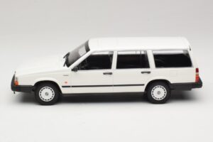 Volvo 740 GL Break Blanc Minichamps 1:18 155171772 Métal — image 3 sur 6