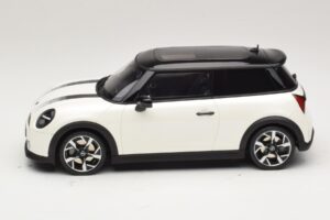 Mini Cooper S F66 Nanuq White Metallic Otto 1:18 OT1245 Résine — image 3 sur 6
