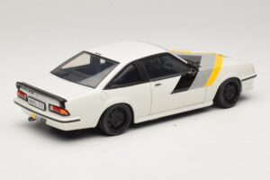 Opel Manta B GT/E Blanc Jantes Personnalisées Noires Revell 1:18 08422 Métal — image 3 sur 8