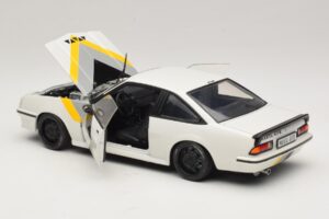 Opel Manta B GT/E Blanc Jantes Personnalisées Noires Revell 1:18 08422 Métal — image 5 sur 8