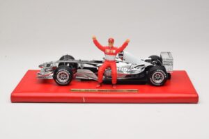 Ferrari F2004 #1 M. Schumacher Six Time World Champion 2004 Chrome Argent Hot Wheels 1:18 C7332 Métal — image 3 sur 6