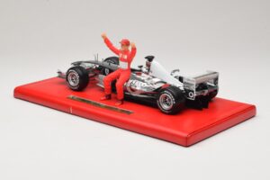 Ferrari F2004 #1 M. Schumacher Six Time World Champion 2004 Chrome Argent Hot Wheels 1:18 C7332 Métal — image 5 sur 6