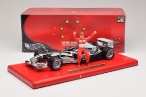 Ferrari F2004 #1 M. Schumacher Six Time World Champion 2004 Chrome Argent Hot Wheels 1:18 C7332 Métal — image 6 sur 6