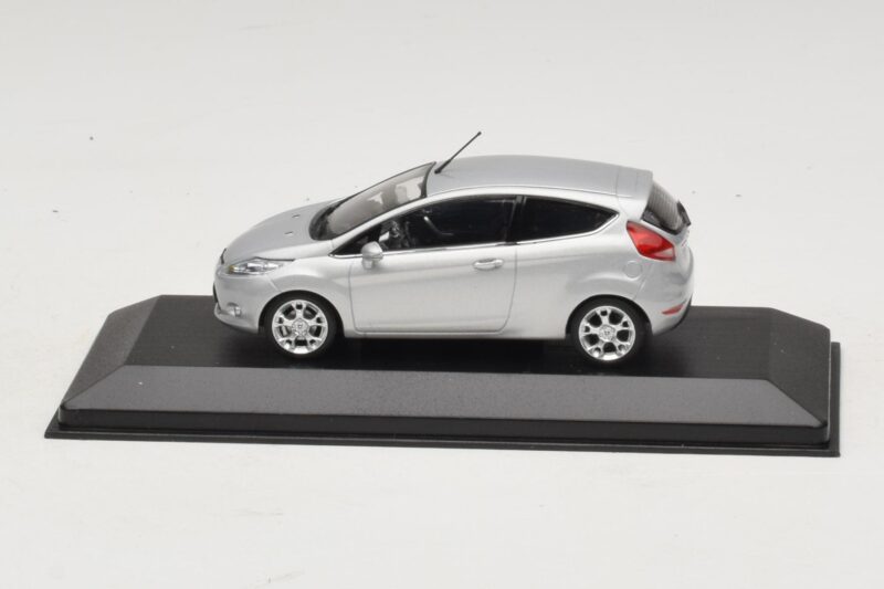 Ford Fiesta Mk7 Moondust Silver Metallic Minichamps 1:43 Ford Fiesta Mk7 Moondust Silver Metallic Minichamps 1:43 403088003 Métal