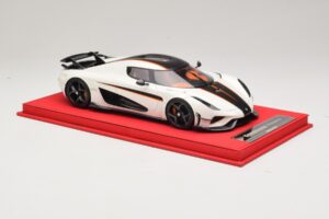 Koenigsegg Regera Blanc avec Carbone Noir FrontiArt 1:18 REMC043 Résine — image 4 sur 7