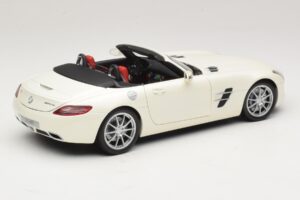 Mercedes SLS AMG Roadster Mystic White II Minichamps 1:18 B66960079 Métal — image 4 sur 9