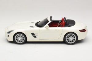 Mercedes SLS AMG Roadster Mystic White II Minichamps 1:18 B66960079 Métal — image 5 sur 9