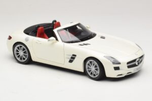 Mercedes SLS AMG Roadster Mystic White II Minichamps 1:18 B66960079 Métal — image 8 sur 9