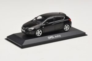 Opel Astra J Noir Minichamps 1:43 ASTRA006 Métal — image 2 sur 4