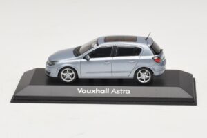 Vauxhall Astra H Sedan Bleu Clair Métallisé Minichamps 1:43 ASTRA007 Métal