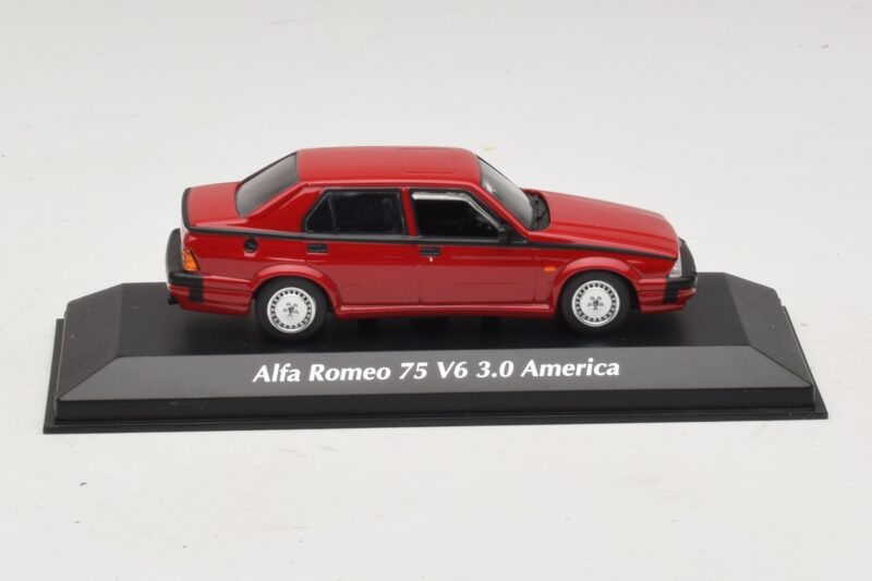 Alfa Romeo 75 V6 3.0 America Rouge Maxichamps 1:43 940120461 Métal