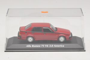 Alfa Romeo 75 V6 3.0 America Rouge Maxichamps 1:43 940120461 Métal — image 4 sur 5