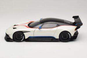 Aston Martin Vulcan Stratus White Avec Rayures Bleues et Rouges AUTOart 1:18 70261 Composite — image 4 sur 8