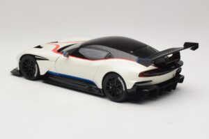 Aston Martin Vulcan Stratus White Avec Rayures Bleues et Rouges AUTOart 1:18 70261 Composite — image 7 sur 8