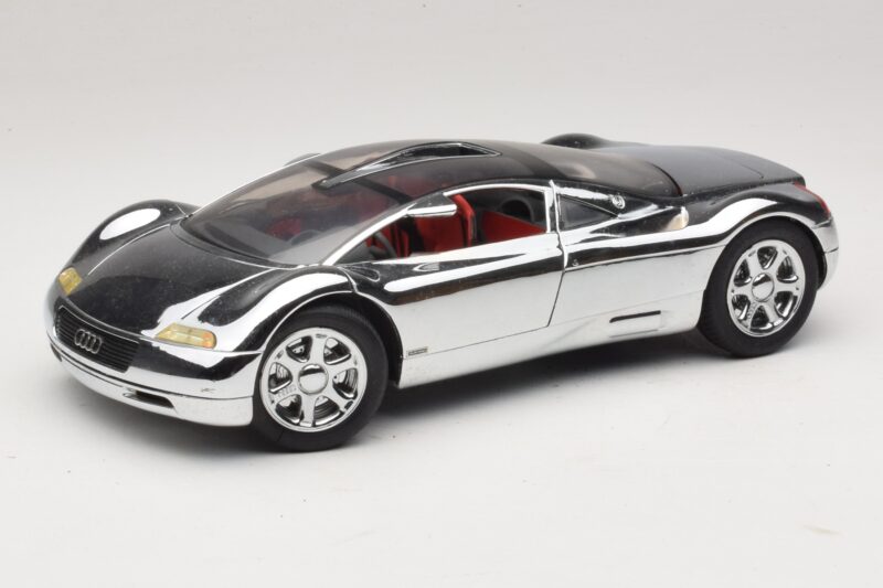 Audi Avus Quattro Chrome Silver Revell 1:18 08830 Métal