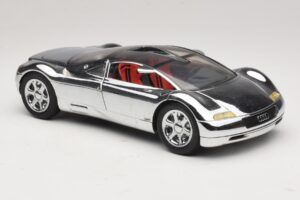 Audi Avus Quattro Chrome Silver Revell 1:18 08830 Métal — image 6 sur 8