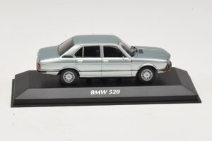 BMW 520 E12 Bleu Clair Métallisé Maxichamps 1:43 940023002 Diecast